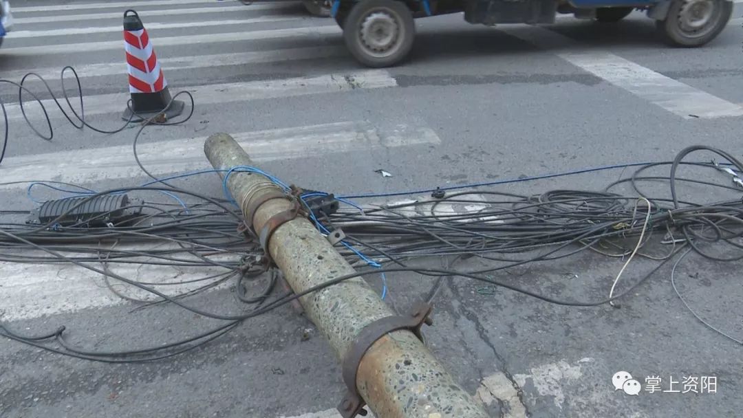 貨車掛斷七根電桿，通信線路受損嚴重